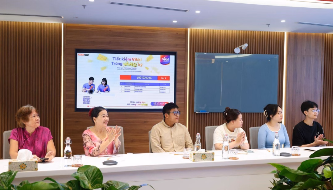 Khách hàng tham gia buổi livestream Khách hàng chúc mừng chủ nhân 10 lượng vàng