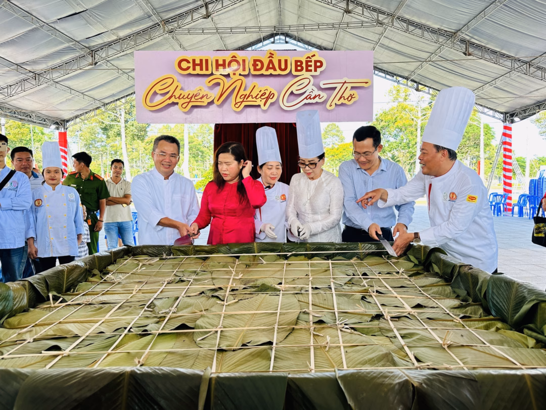 Lãnh đạo cùng cắt bánh chưng Lãnh đạo UBND TP Cần Thơ và lãnh đạo Sở Văn hóa, Thể thao và Du lịch cùng nhau cắt chiếc bánh chưng khổng lồ