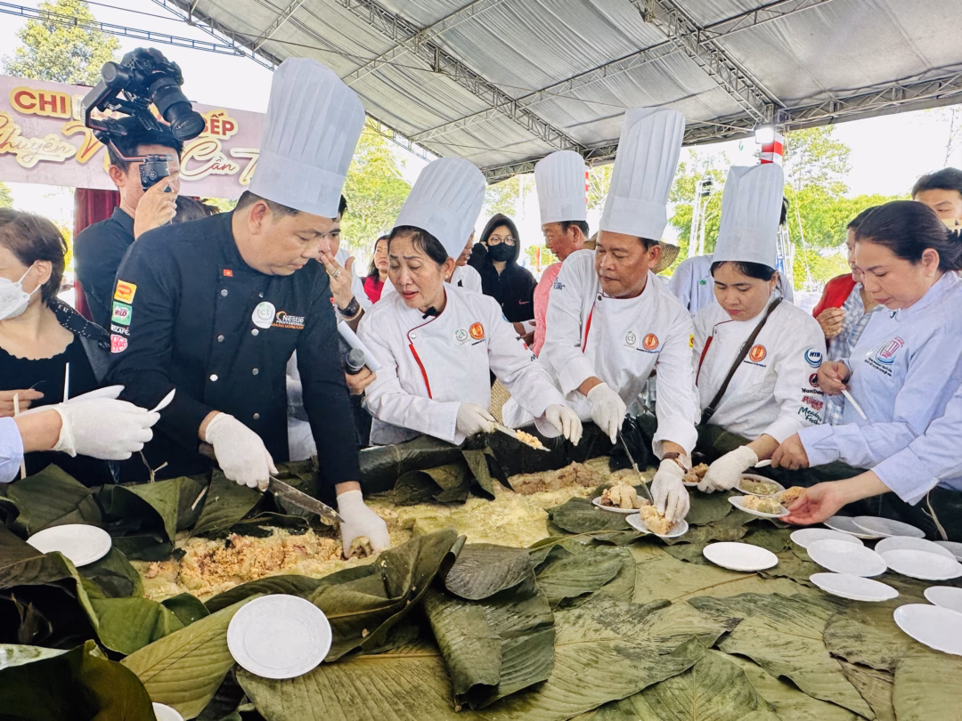Nguyên liệu gói bánh Chiếc bánh được gói bằng 1.000 tàu lá chuối và 1.800 chiếc lá dong