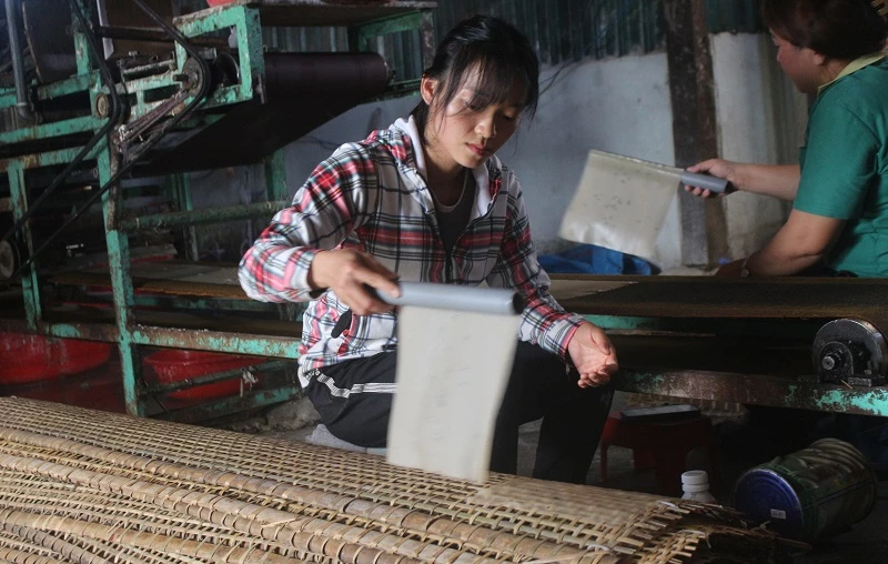 Làm bánh tráng làng Tày Đam Rông. Làm bánh tráng làng Tày Đam Rông.