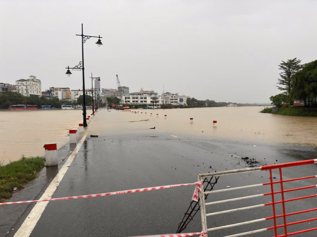 Đập Đá bị ngập Đập Đá đã được rào chắn, cấm phương tiện và người qua lại