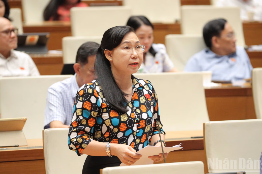 Đại biểu Phan Thị Mỹ Dung (Long An) phát biểu.