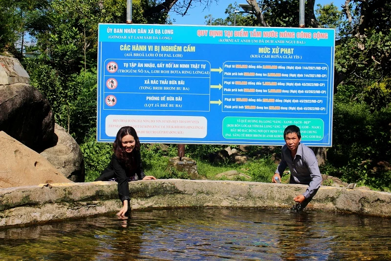 Suối nước nóng Đạ Long. Suối nước nóng Đạ Long.