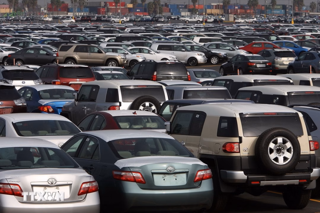 Ôtô nhập khẩu được vận chuyển tại cảng Long Beach, California, Mỹ Ôtô nhập khẩu được vận chuyển