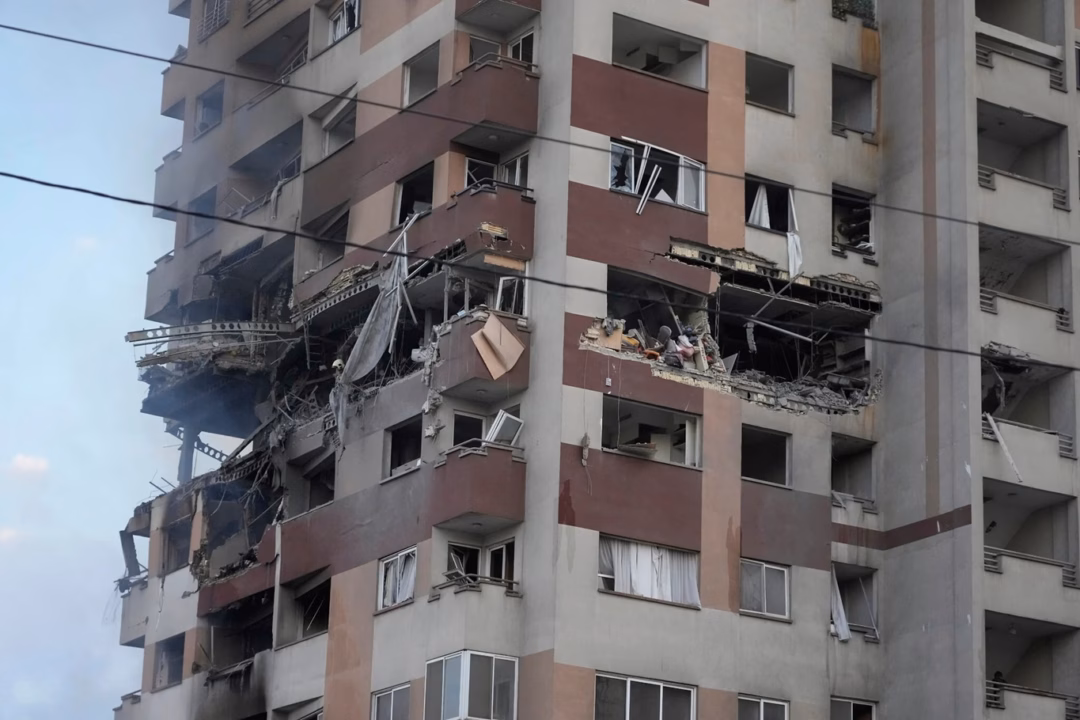 Một tòa nhà bị hư hại ở Tehran sau cuộc không kích của Israel