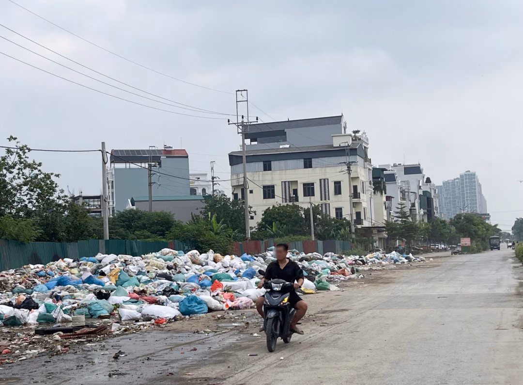 Hàng nghìn sản phẩm không rõ nguồn gốc tập kết ở ven đường Hàng nghìn sản phẩm không rõ nguồn gốc tập kết ở ven đường