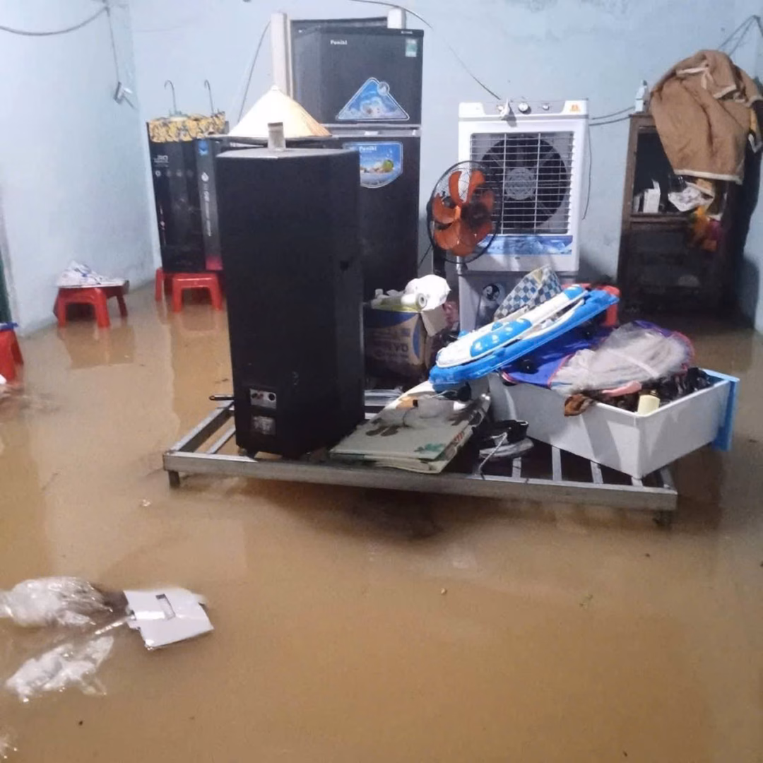 Bão số 1: Nước lụt tràn vào nhà dân, thủy điện thông báo xả lũ. Bão số 1 gây mưa lớn, nước tràn vào nhà dân ở Quảng Nam.