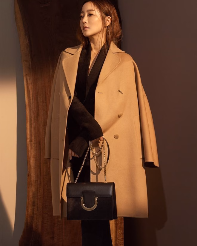 Kim Hee Sun U50: Tượng đài nhan sắc Hàn Quốc vẫn trẻ trung và quyến rũ Dù diện menswear tối giản, nữ diễn viên vẫn “áp vía” cả khung hình bằng khí chất sang chảnh ngút ngàn.