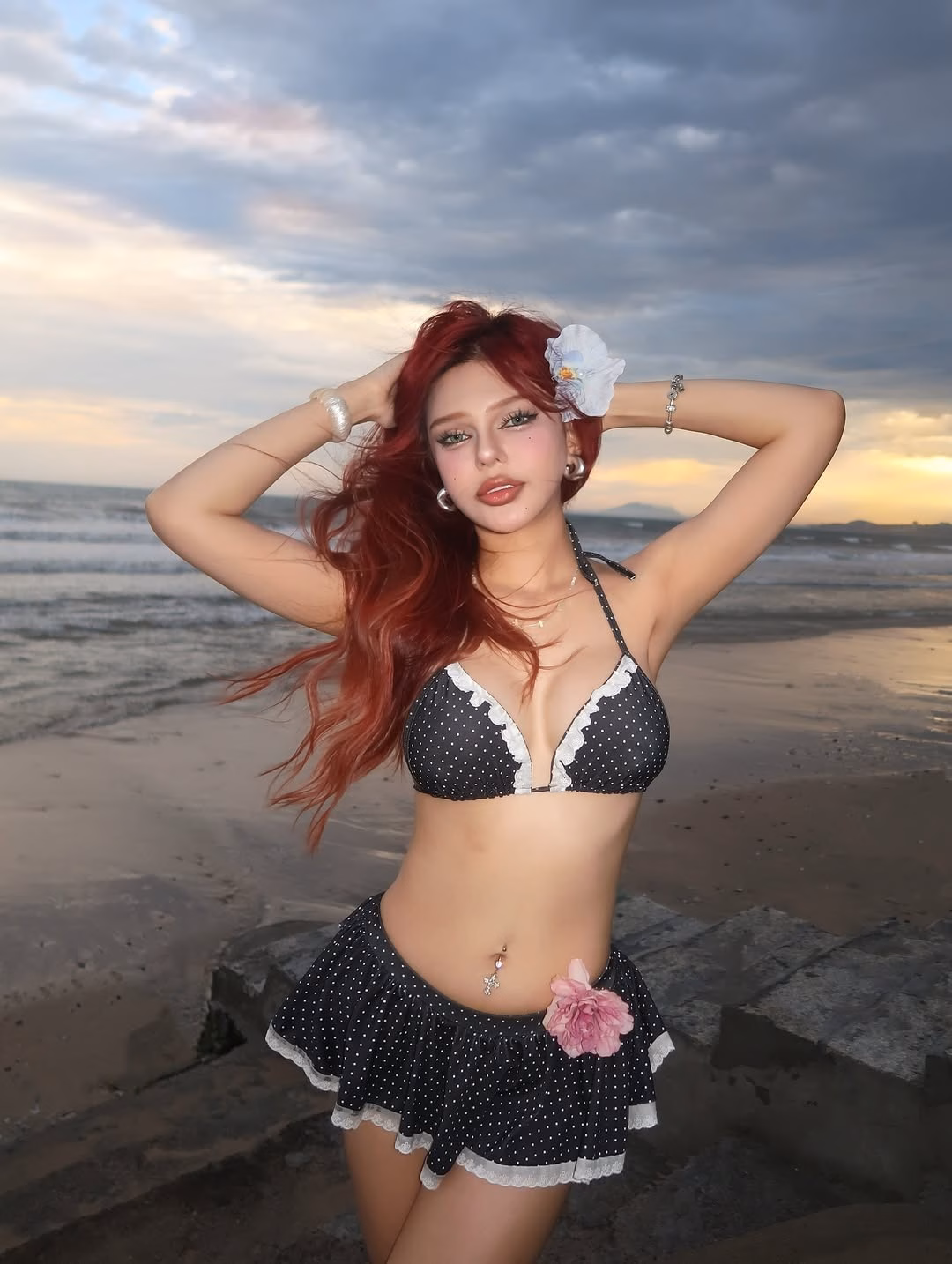 Nữ hoàng dao kéo Đan Thy khoe body chuẩn với loạt ảnh bikini đi biển