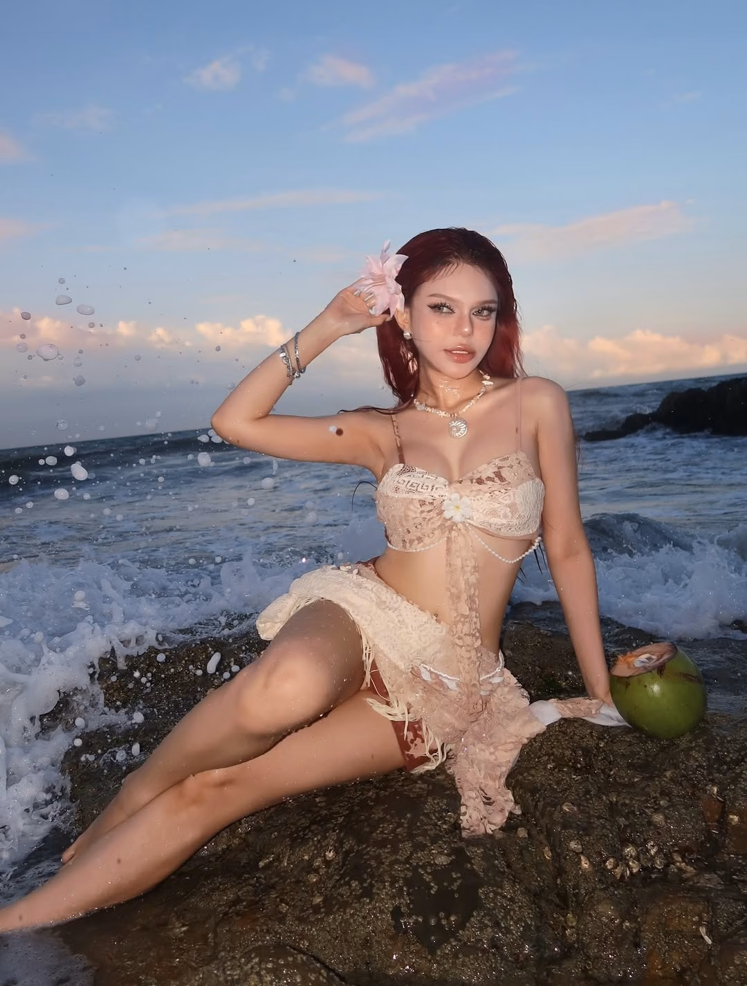 Nữ hoàng dao kéo Đan Thy khoe body chuẩn với loạt ảnh bikini đi biển