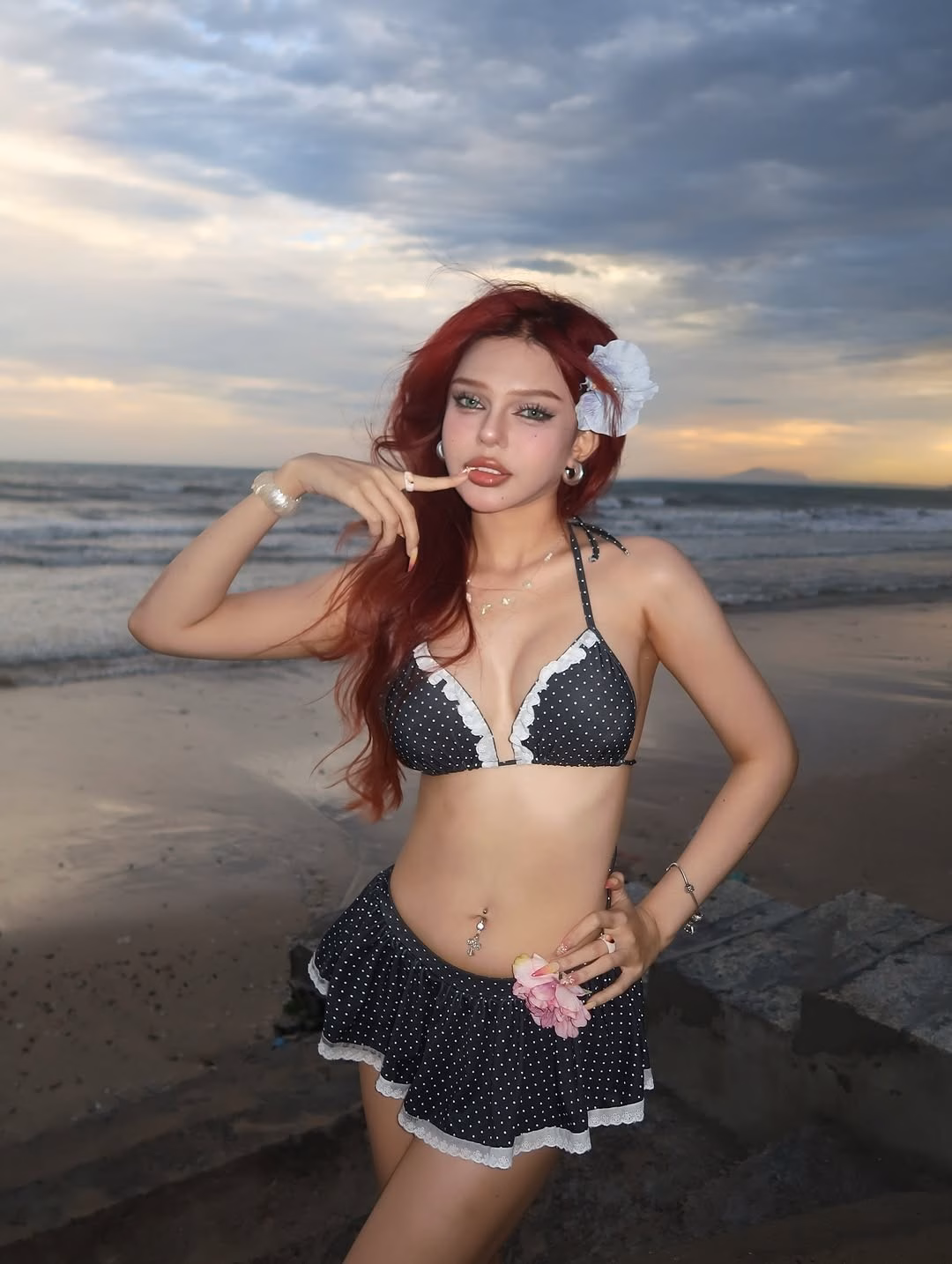 Nữ hoàng dao kéo Đan Thy khoe body chuẩn với loạt ảnh bikini đi biển