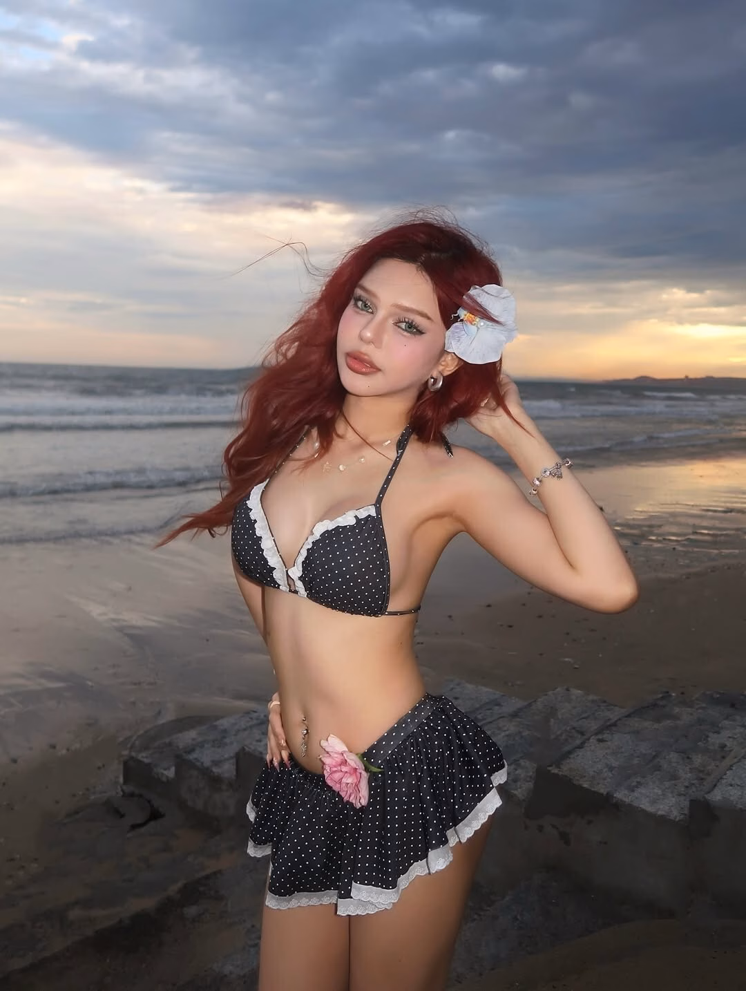 Nữ hoàng dao kéo Đan Thy khoe body chuẩn với loạt ảnh bikini đi biển