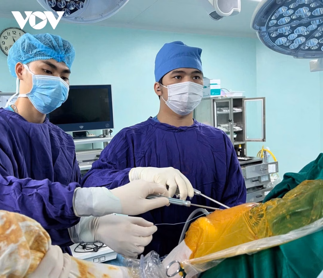 Phẫu thuật thành công tái tạo dây chằng cho bệnh nhân 65 tuổi bị trật khớp vai Ca phẫu thuật diễn ra an toàn