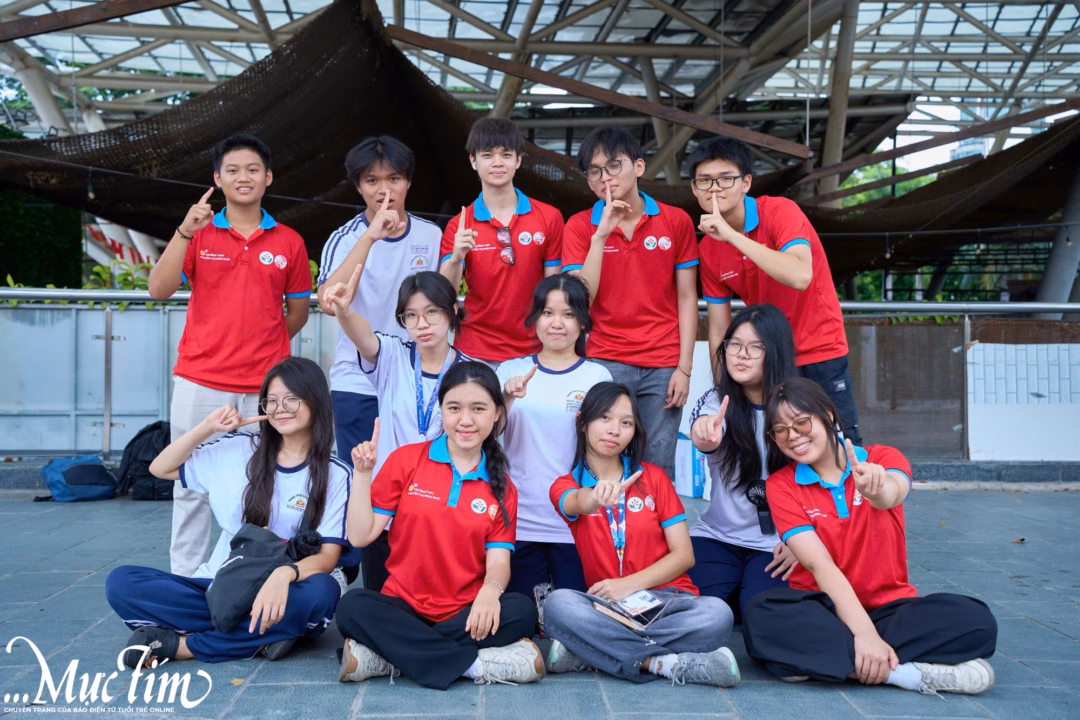 Các thành viên của chi Sơn Đoòng. Bạn Lê Hoàng Diệu Vy (hàng giữa, bên trái) trưởng chi chia sẻ: "Mặc dù xuất phát điểm của chúng mình có hơi chật vật so với những nhóm khác nhưng may mắn mọi người trong team giỏi, có thế mạnh riêng nên chúng mình vượt qua các trạm rất dễ dàng" - Ảnh: VŨ