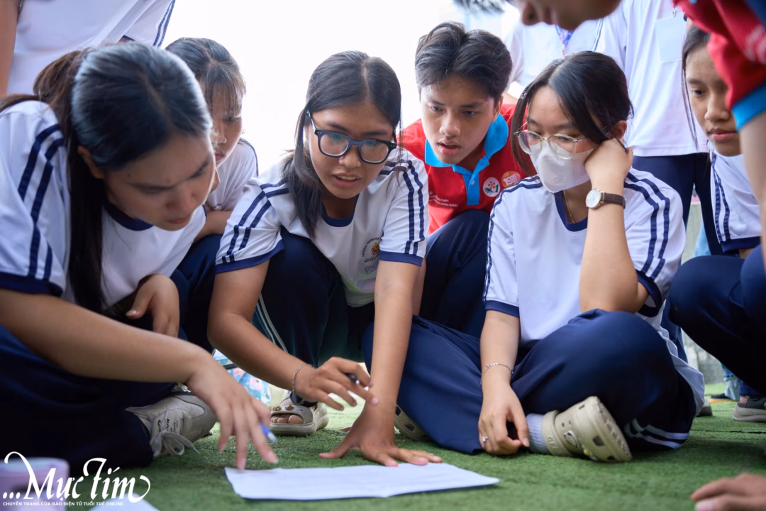 Các bạn chi Lý Sơn đang giải mật thư sau khi hoàn thành thử thách tại trạm Dinh Họa Ký - Ảnh: VŨ
