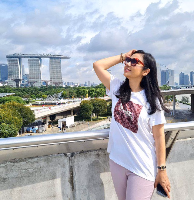 Bí quyết ‘hack tuổi’ của Việt Trinh ở tuổi 53 Chị cũng chọn phương pháp dưỡng da an toàn, ưa thích ăn chay để có thể chất, tinh thần tốt.