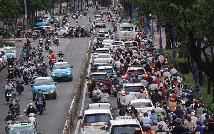 Chung cư ở TP.HCM ‘sốt’ trạm sạc xe điện Gửi xe quá đỗi khổ cực, hầm chung cư không cho sạc điện, để xe bị góp ý, vậy sao chuyển đổi xanh? - Ảnh 3.
