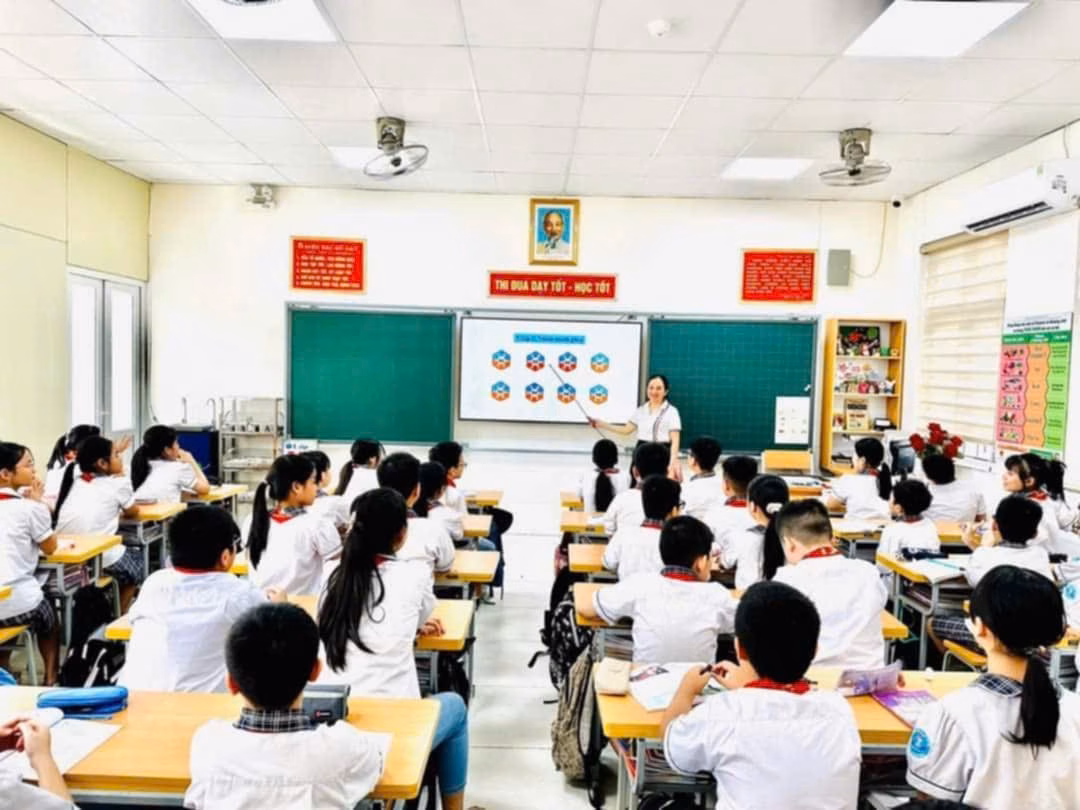 Cô giáo Nguyễn Thị Thơm luôn không ngừng đổi mới phương pháp dạy học, trách nhiệm với nghề. Ảnh: NVCC
