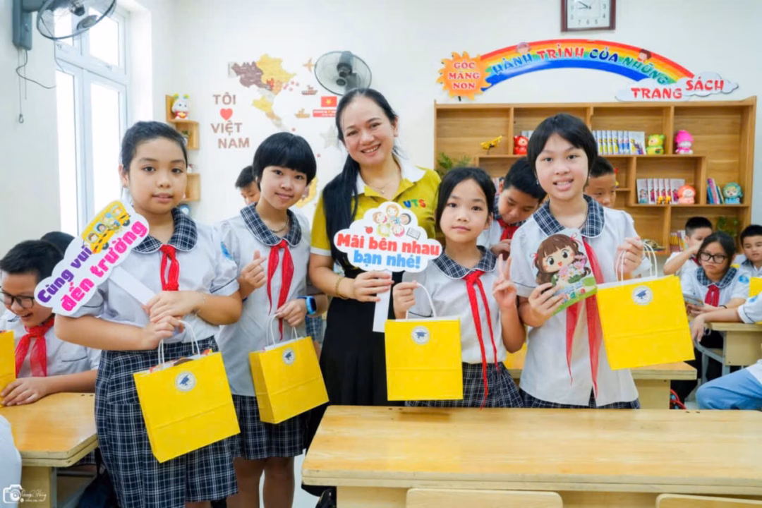 Cô giáo Thơm luôn truyền cảm hứng học tập cho học sinh. Ảnh: NVCC