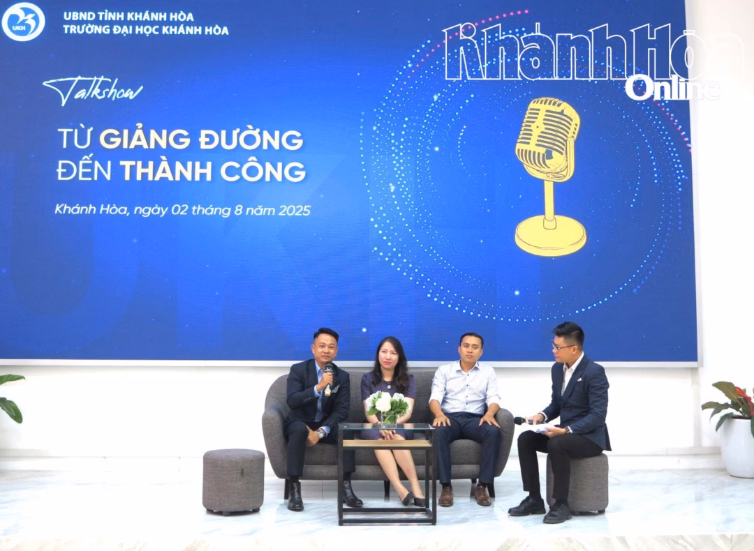 Cựu sinh viên giao lưu, chia sẻ về quá trình lập nghiệp.