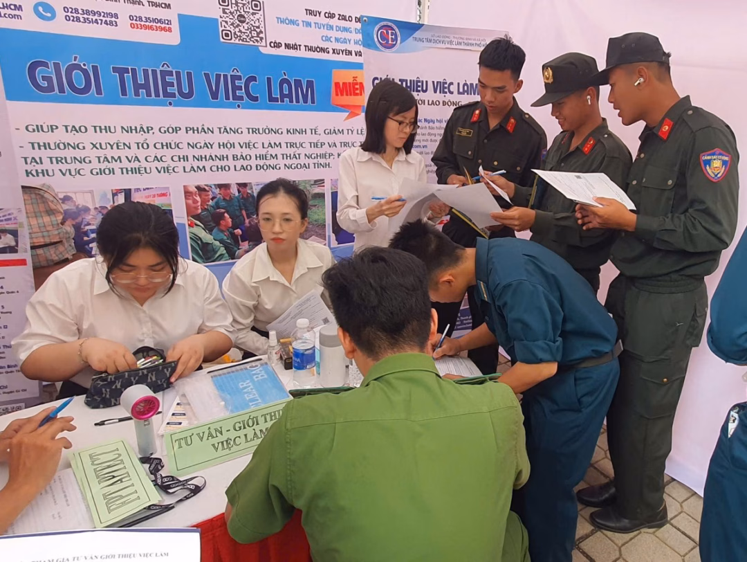Đắk Lắk ‘kêu cứu’ Bộ Nội vụ vì khó ghép cụm dân cư vào thôn TP.HCM: Hỗ trợ chuyển đổi nghề và thuê mua nhà ở xã hội cho người lao động sau sắp xếp