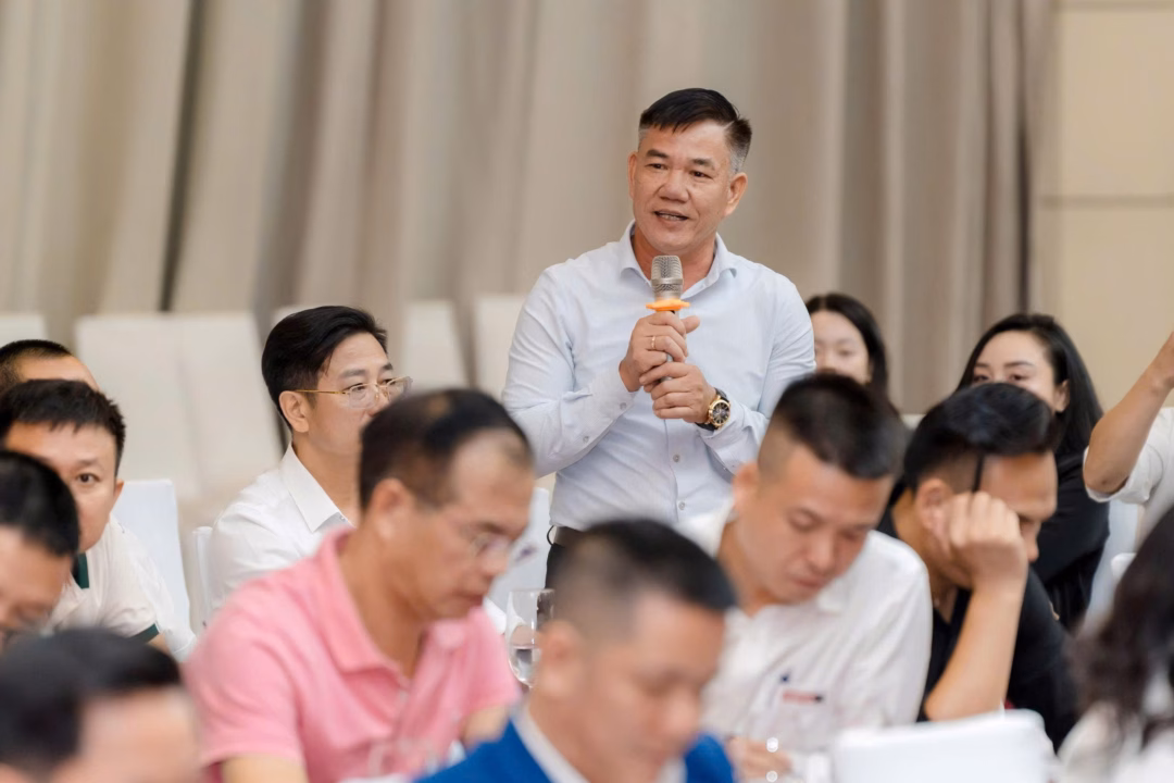 Đại diện doanh nghiệp Bắc Trung Bộ nêu ý kiến đề xuất tại VPSF 2025 khu vực Bắc Trung Bộ.