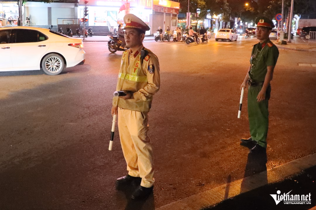 Hà Nội: CSGT ‘đi dán’ thông báo phạt nồng độ cồn ở các quán bia Song song với công tác tuyên truyền, Đội CSGT đường bộ số 7 vẫn duy trì các tổ kiểm soát vi phạm về nồng độ cồn.