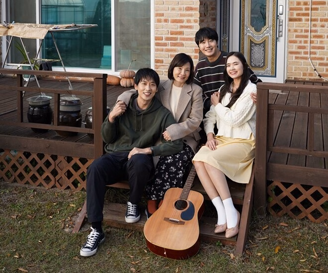 Mỹ nhân gen Z từng ghi dấu ấn với vai chính Hậu trong Tro Tàn Rực Rỡ. Vai của cô - Hậu, người vợ miền Tây bị chồng ghẻ lạnh - góp phần giúp phim đoạt nhiều giải điện ảnh, trong đó có Bông Sen Vàng năm 2023. Vai diễn này cũng mang về cho cô giải Nữ diễn viên xuất sắc (hạng mục phim châu Á) tại Liên hoan phim châu Á Đà Nẵng 2023.