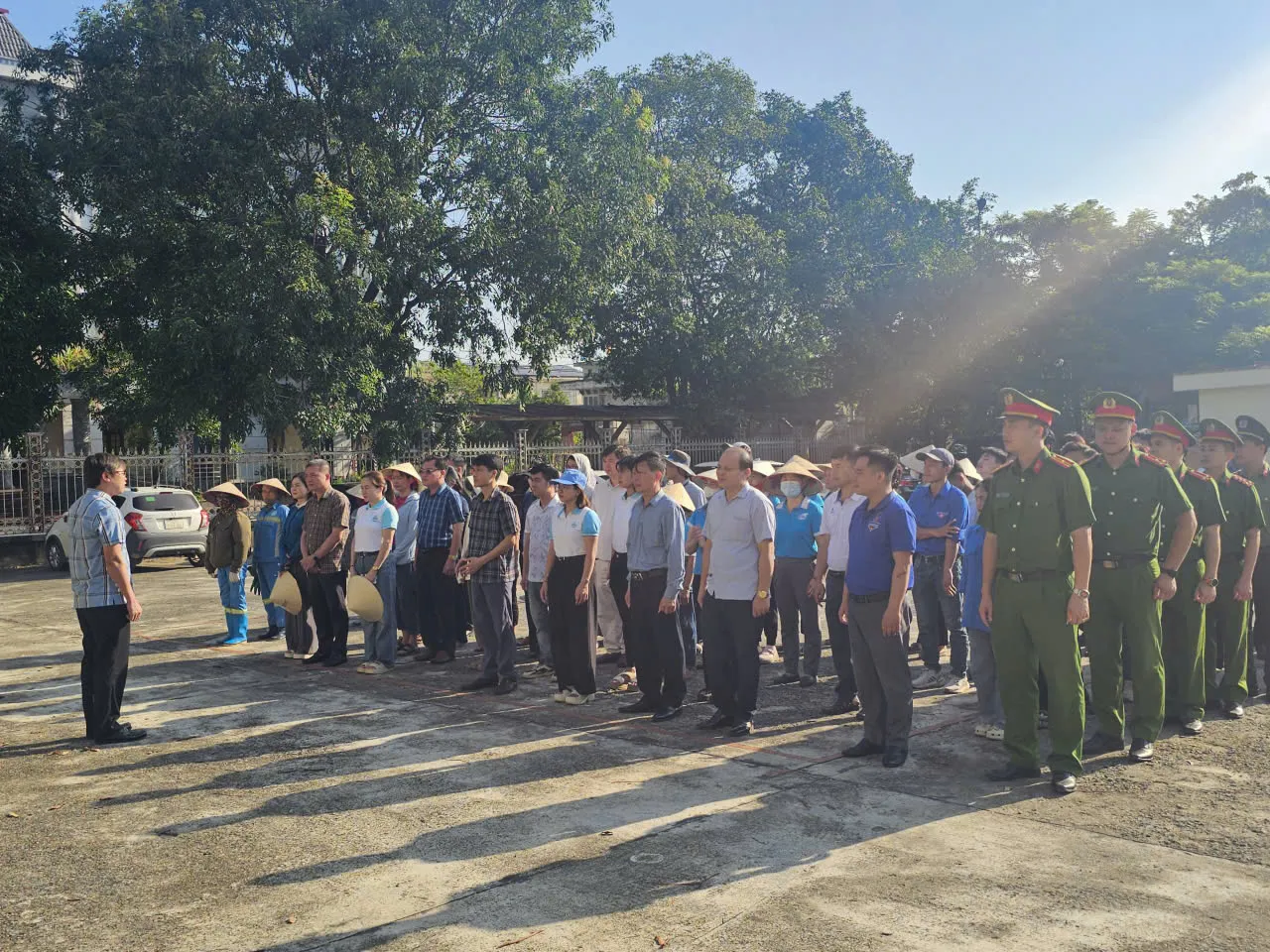 Hàng trăm người dân cùng ra quân tổng vệ sinh môi trường ở Hà Nội Hình ảnh 1