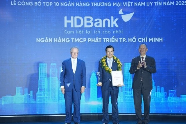 HDBank lãi trước thuế hơn 10.000 tỷ đồng, tăng 23,3% trong 6 tháng HDBank giữ vị trí thứ 3 Top ngân hàng niêm yết uy tín và hiệu quả nhất Việt Nam