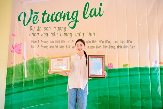 Hoa hậu Lương Thùy Linh làm đại diện dự án Fix My Food của UNICEF Hoa hậu Lương Thùy Linh vừa tiếp tục hành trình mang dự án “Vẽ tương lai" đến Điện Biên. (Ảnh: CTV/Vietnam+)