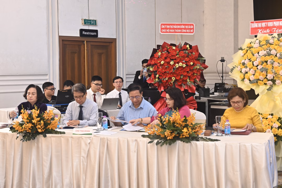 GS.TS.BS Lê Thị Hợp trình bày báo cáo tại Hội nghị Dinh dưỡng TPHCM mở rộng lần thứ XIII, nhấn mạnh ba thách thức lớn trong dinh dưỡng tại Việt Nam: thiếu dinh dưỡng, thiếu vi chất và thừa cân béo phì