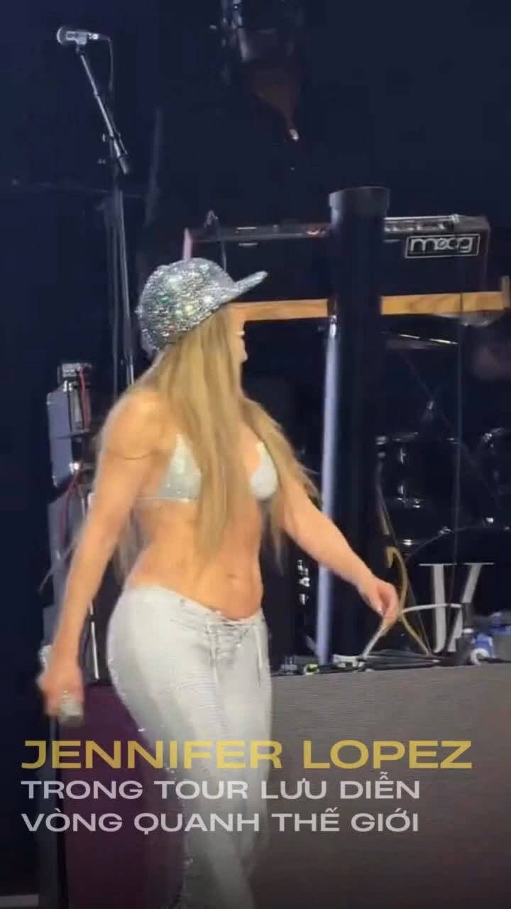Jennifer Lopez diện nội y lên sân khấu, gây sốt với visual thăng hạng Nữ ca sĩ 56 tuổi gây sốc khi mặc nội y lên sân khấu, biểu diễn cực 'bốc lửa' Ảnh 1