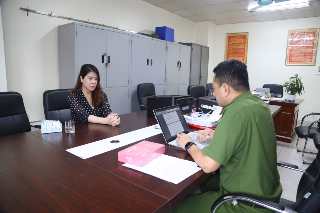 Cán bộ điều tra làm việc, lấy lời khai với Đinh Thiên Lý. Ảnh: Công an tỉnh Quảng Ninh