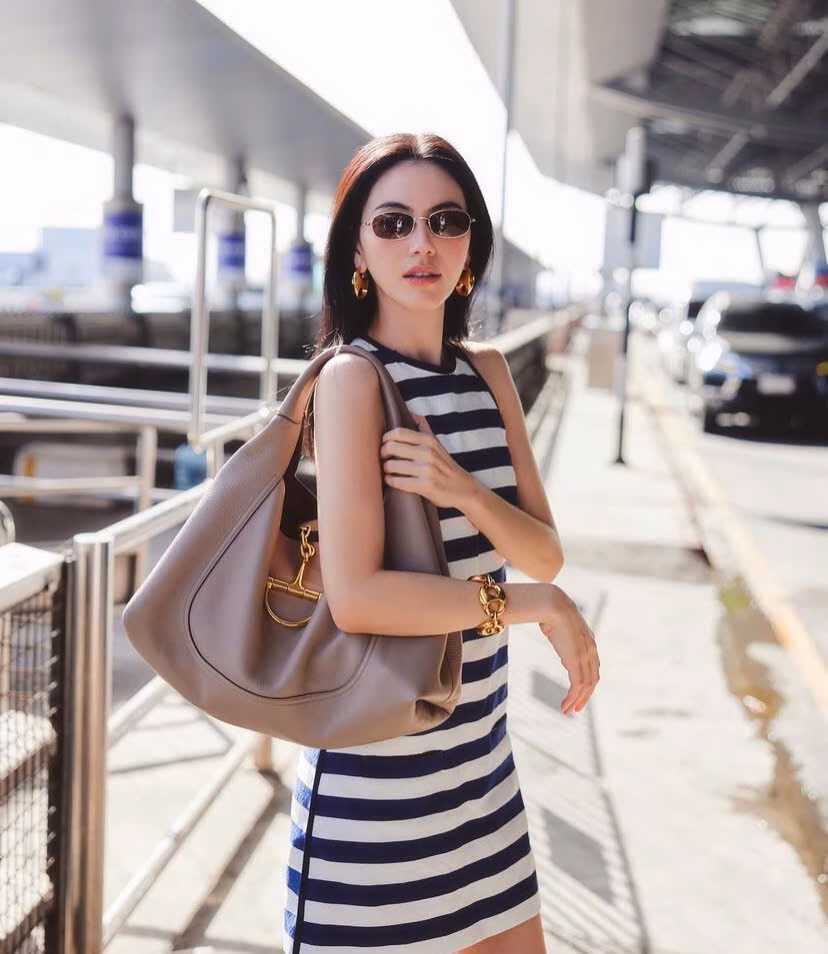 Mai Davika gây sốt khi đến Việt Nam, fan tặng hoa và quà đặc biệt
