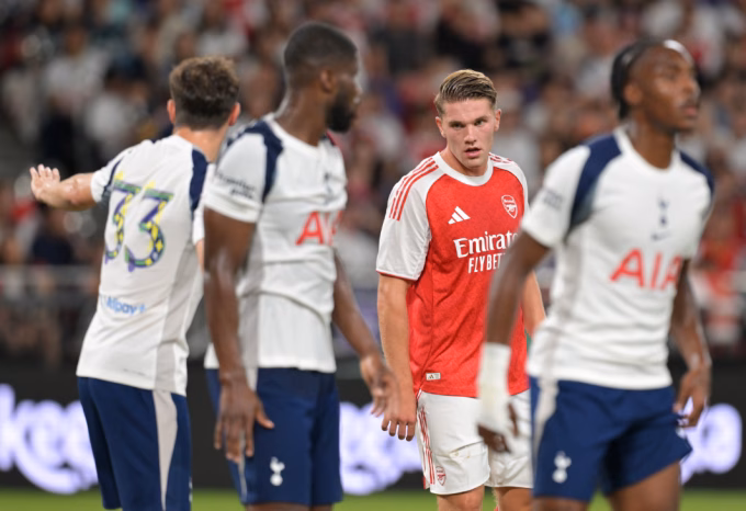 Viktor Gyokeres (áo đỏ) chạm bóng hai lần khi vào sân cuối trận. Ảnh: Arsenal FC