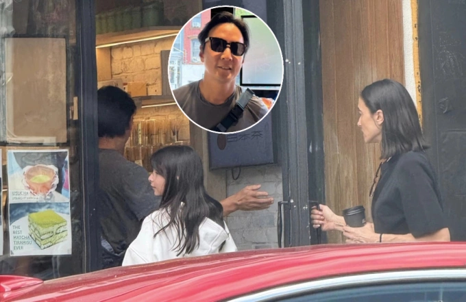 Showbiz 24/8: Lý Tương gây sốt với diện mạo mới, loạt sao Việt rộn ràng du lịch cùng gia đình Tài tử Ngô Ngạn Tổ và vợ con đi mua sắm ở Flushing, Mỹ. Ảnh:
