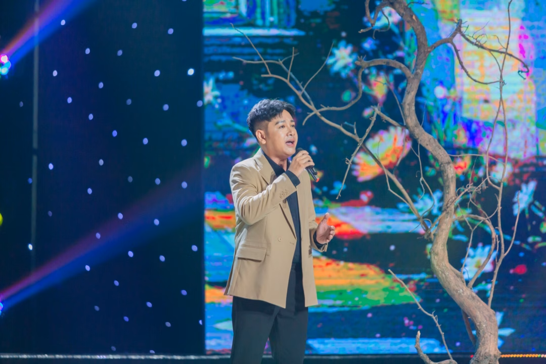 Từng ngại hát trước đông người, chàng trai biến hóa thành Mạnh Quỳnh khiến giám khảo xuýt xoa Dàn giám khảo đưa ra lời khuyên cho Đăng Nguyên sau tiết mục