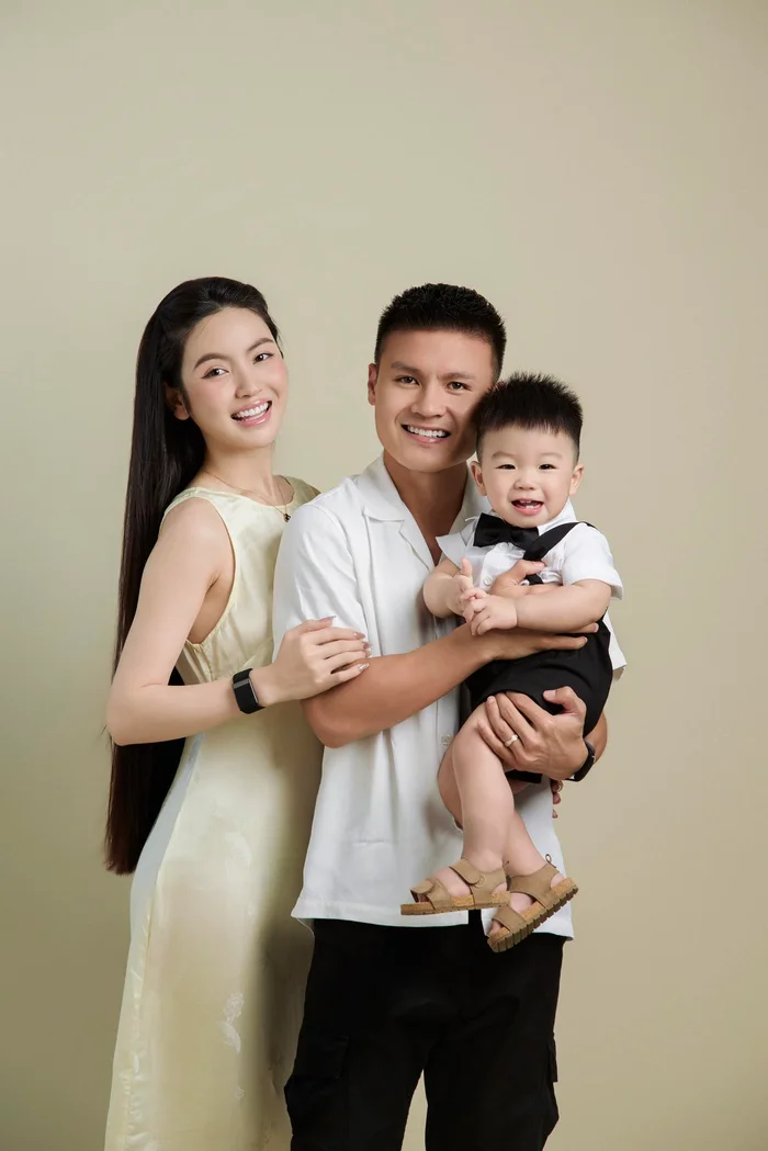 Gia đình hạnh phúc của Quang Hải và Chu Thanh Huyền. Ảnh: FBNV