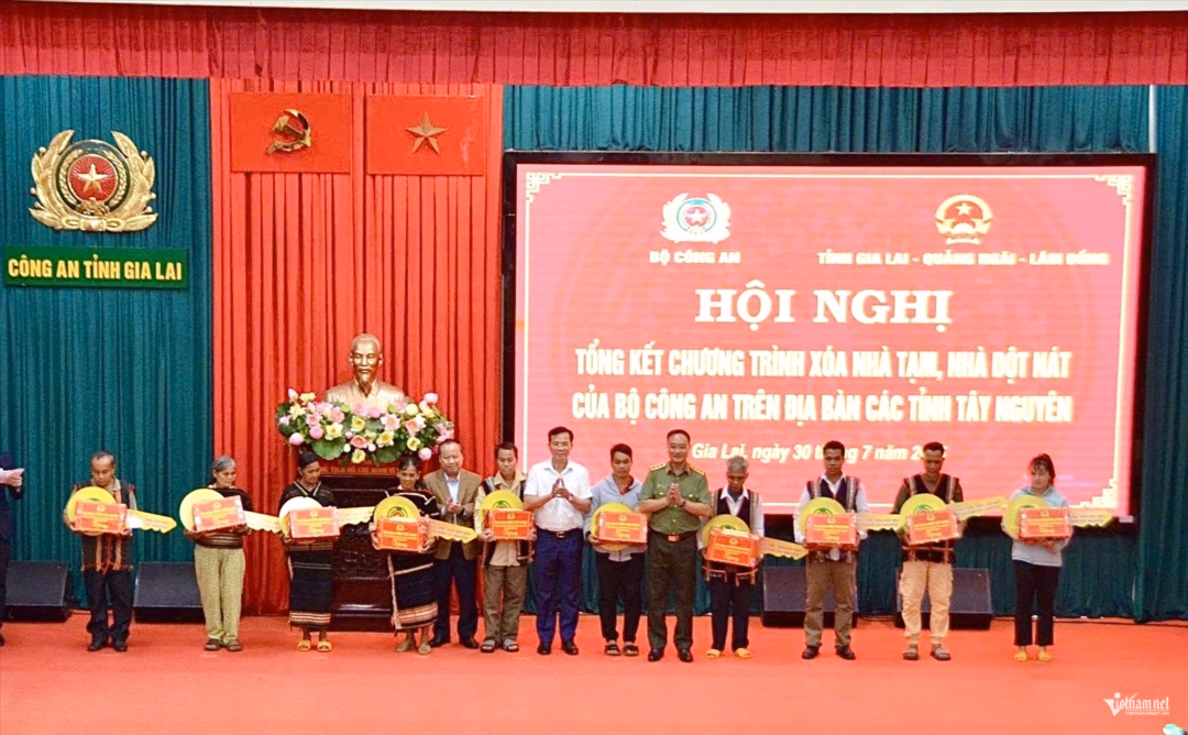 Thứ trưởng Bộ Công an Phạm Thế Tùng (thứ 5 từ phải sang) cùng lãnh đạo các tỉnh trao chìa khóa tượng trưng và quà của Bộ trưởng Bộ Công an cho đại diện các hộ gia đình. Ảnh: Ngọc Thu