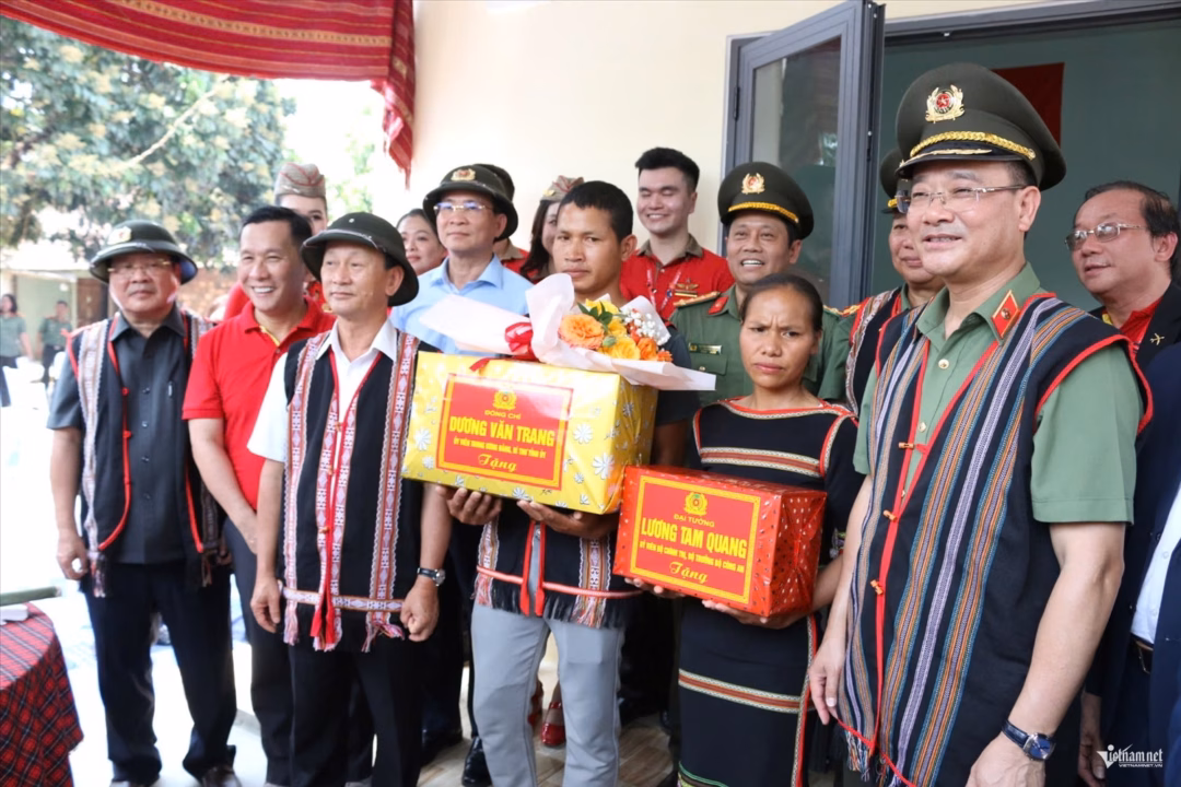 Gia đình chị Y Lan (xã Đăk Rơ Wa, tỉnh Quảng Ngãi) vui mừng về nhà mới do Bộ Công an hỗ trợ kinh phí xây dựng. Ảnh: Ngọc Thu