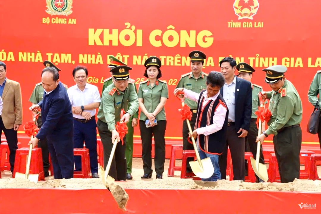Thiếu tá Lê Đình Hải, Phó trưởng Công an xã Ia Pa ủng hộ kinh phí hỗ trợ xây nhà ở cho bà H’Quế, 75 tuổi, người Gia Rai ở xã Ia Pa, tỉnh Gia Lai. Ảnh: Ngọc Thu