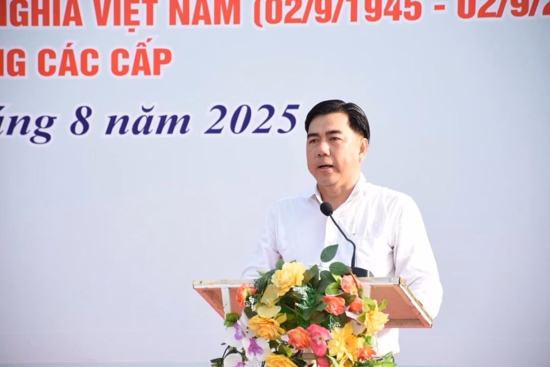 Lãnh đạo xã Cờ Đỏ cùng các lực lượng đoàn thể ra quân dọn dẹp, vệ sinh môi trường. Ảnh: Kim Anh.