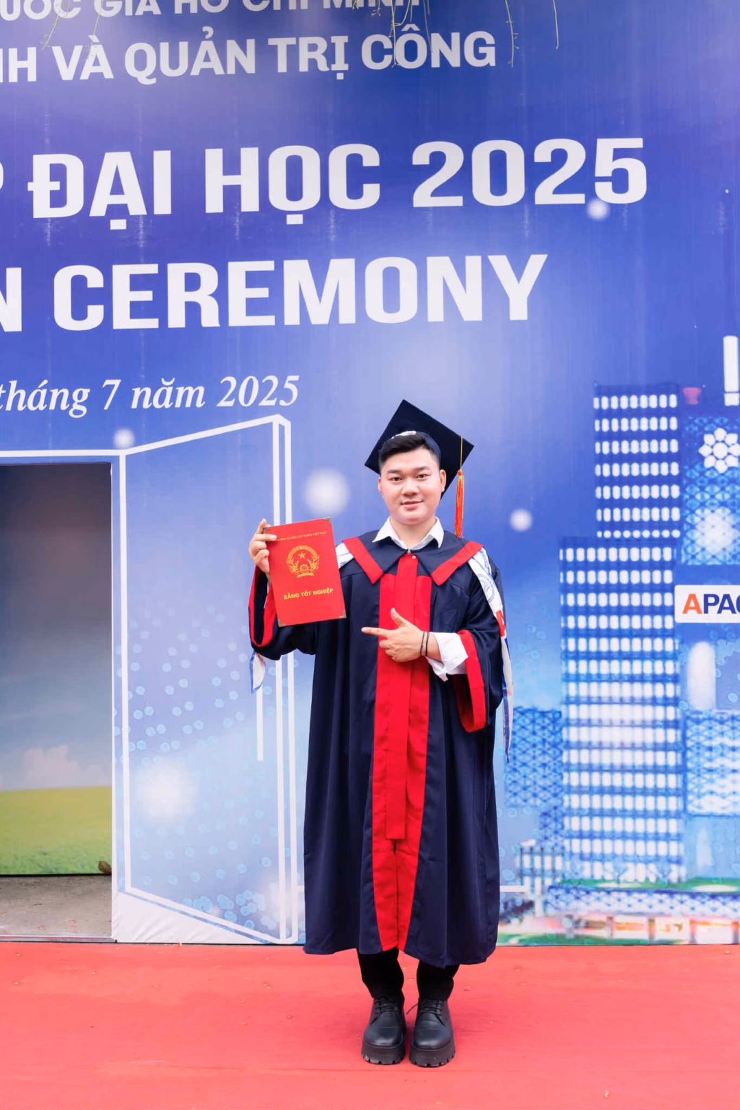 Cảnh sát biển làm phà tự chế giúp người dân vượt qua biển nước trên Đại lộ Thăng Long