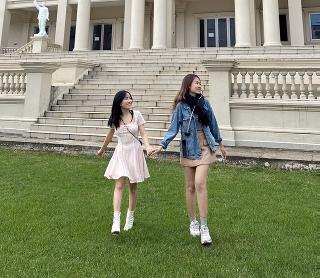 Chủ nhiệm CLB Kỳ Hoa (trái) dù thấp bé, nhẹ cân vẫn luôn yêu đời, tận hưởng cuộc sống