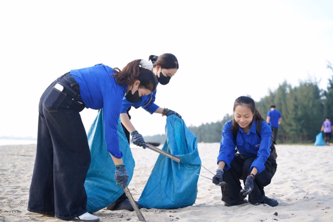 Thanh niên Đà Nẵng ra quân dọn vệ sinh môi trường biển