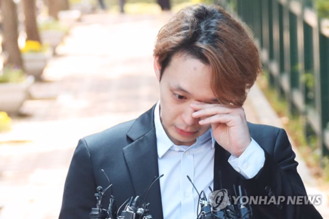 Chưa dừng lại ở đó, Park Yoochun còn bị phát hiện dùng ma túy, trốn thuế...