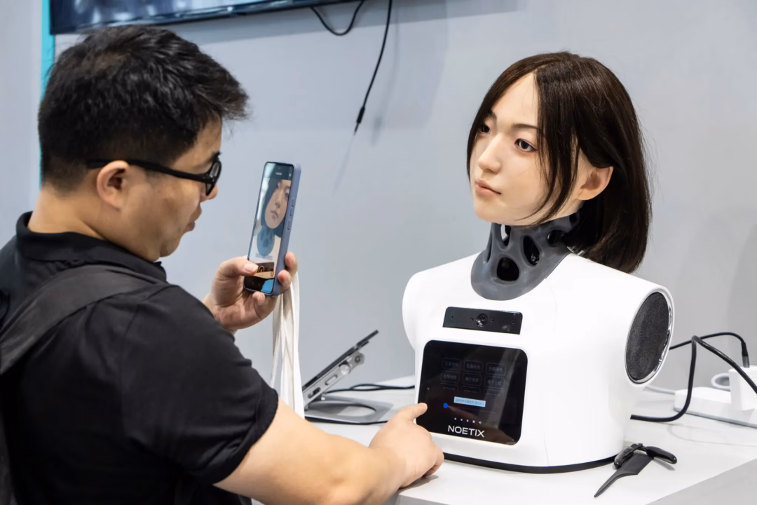 Một người tham dự hội nghị tương tác với robot Noetix Robotics. Ảnh: New York Times.