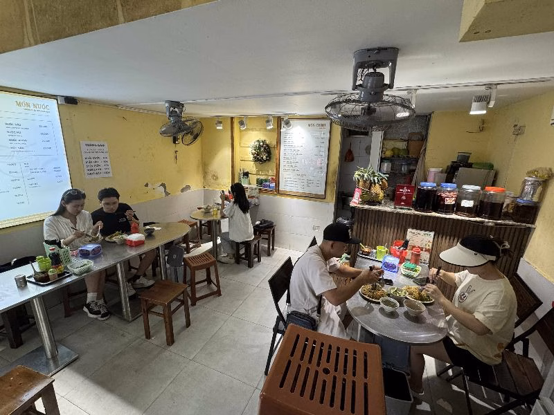 Không gian tầng 1 của quán tại cơ sở Chân Cầm vào buổi sáng. Ảnh: Mai Phương