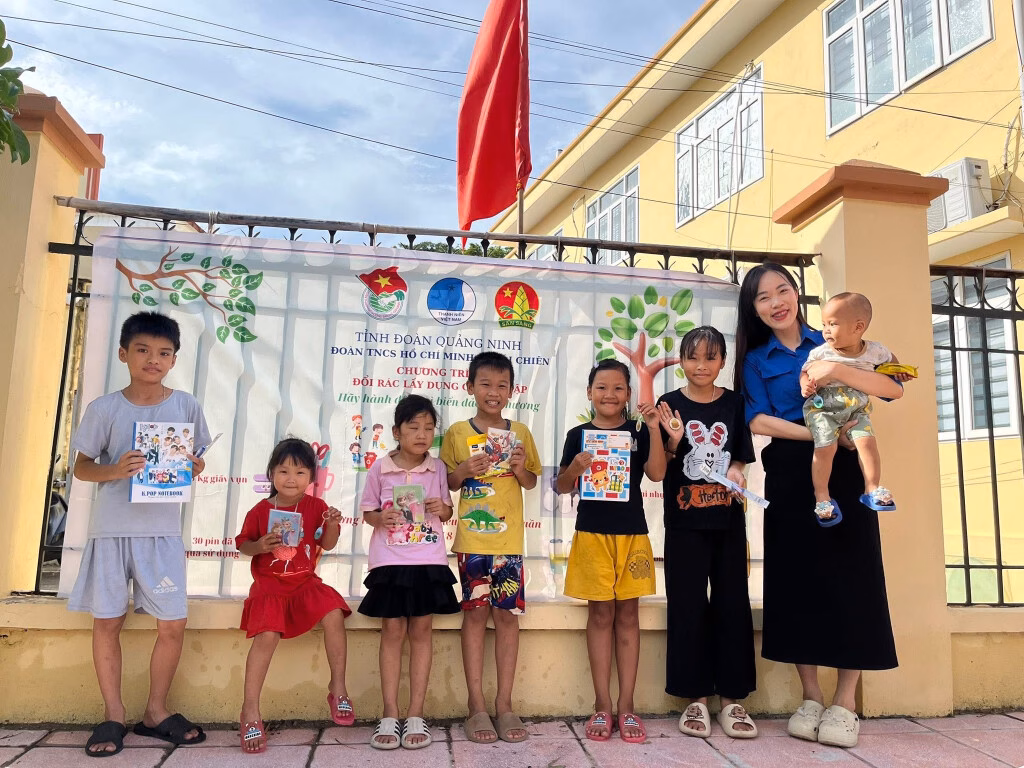 Đoàn Thanh niên Ban Quản lý Vịnh Hạ Long dọn rác tại đảo Áng Dù. (Ảnh: QMG)